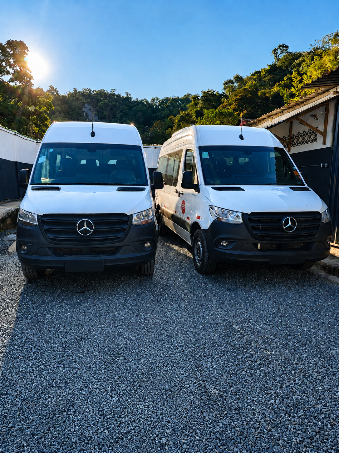 Duas vans Sprinter da Mova-Se Soluções em posição frontal no pátio