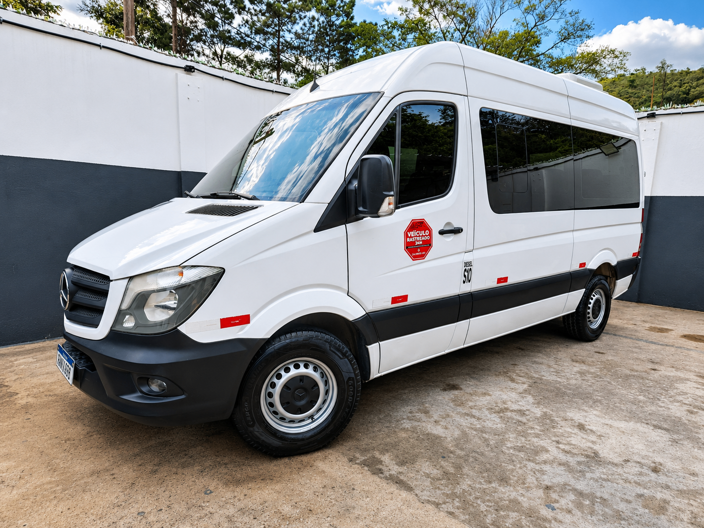 Van Mercedes-Benz Sprinter da Mova-Se Soluções posicionada em pátio operacional
